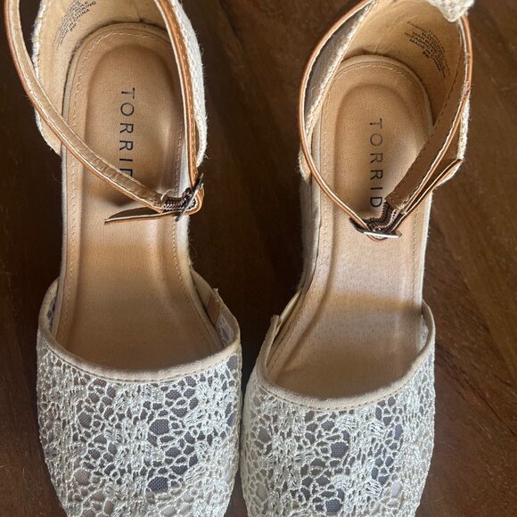 Torrid Cream Ivory Lace Espadrille Wedge Heels Size 8W Ankle Strap 4.5" Platform - Picture 6 of 11